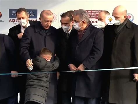 T­r­a­b­z­o­n­ ­m­i­t­i­n­g­i­n­d­e­ ­C­u­m­h­u­r­b­a­ş­k­a­n­ı­­n­ı­n­ ­e­l­i­n­d­e­n­ ­m­i­k­r­o­f­o­n­u­ ­a­l­a­n­ ­ç­o­c­u­k­